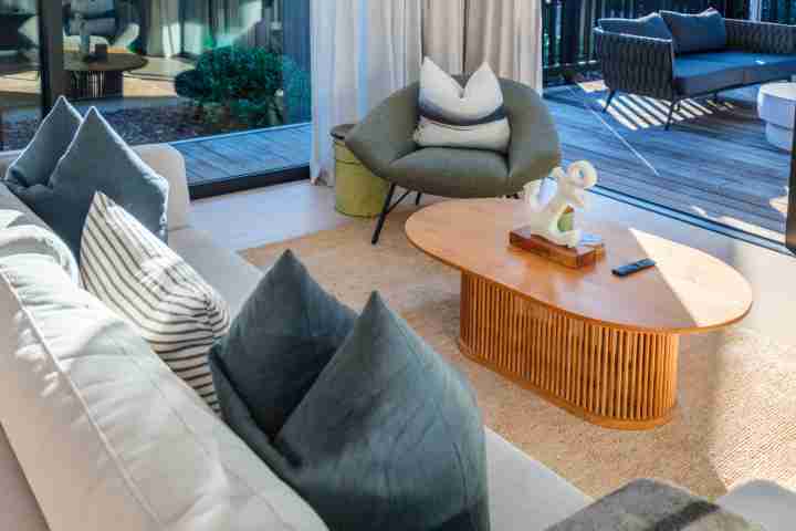 Waiata Beach House Luxury Lounge Suite v2