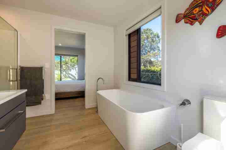 Bath tub at Piritahi Beach House by Waiheke Unlimited