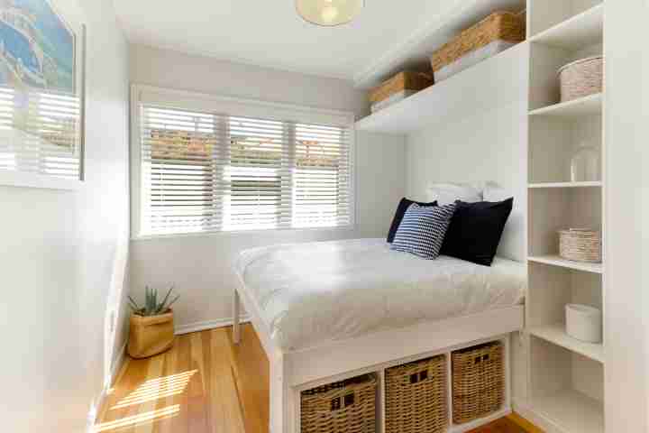 Be my guest in comfortable, sunny double bedroom at Eight on Church, Waiheke Island