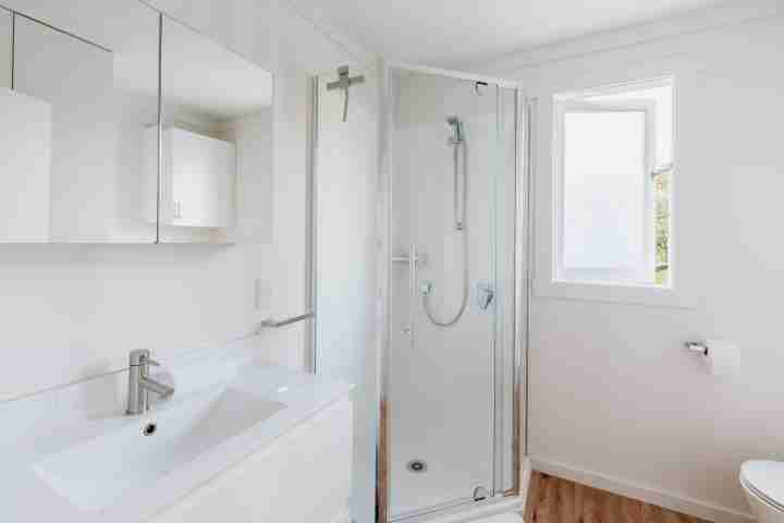 Huruhi Cottage Guest Bathroom v6
