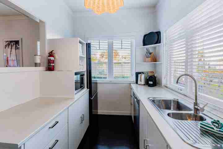 Huruhi Cottage Kitchen 2 v6