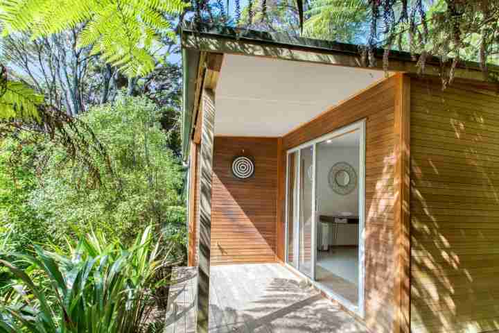 Sleep the whole family with private sleep out / tiny house in New Zealand bush