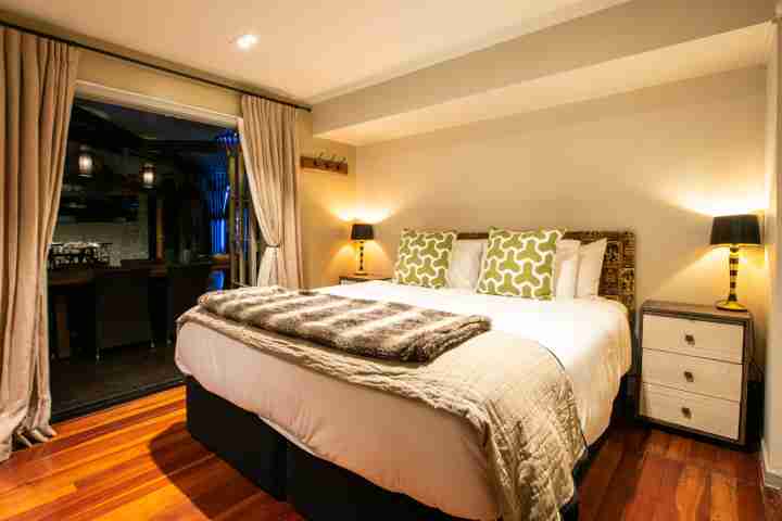 Stay at Waiheke in style in comfortable double bedroom with outdoor access