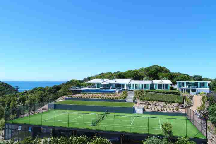 Private tennis court and gardens of Korora estate, catering for corporate events, weddings and family holidays