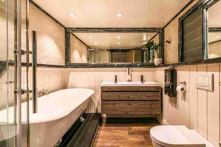 Relax on Waiheke in large bathtub and shower at Kauri Springs Lodge