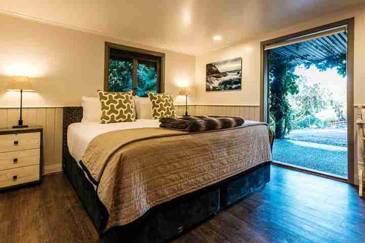 Be my guest in large bedroom with outdoor access at Waiheke Lodge