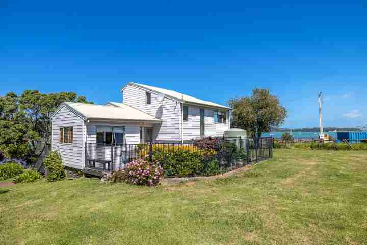 Tikirau Bay Views Back Garden of House