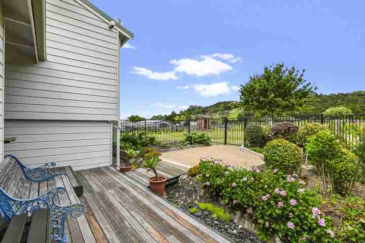 Tikirau Bay Views Back garden