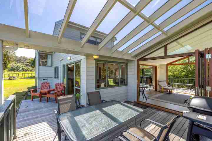 Tikirau Bay Views Covered outdoor dining area