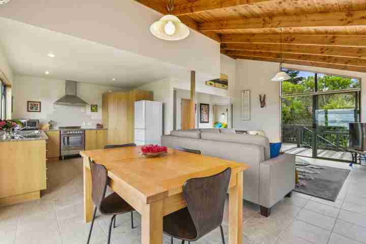 Tikirau Bay Views Dining area