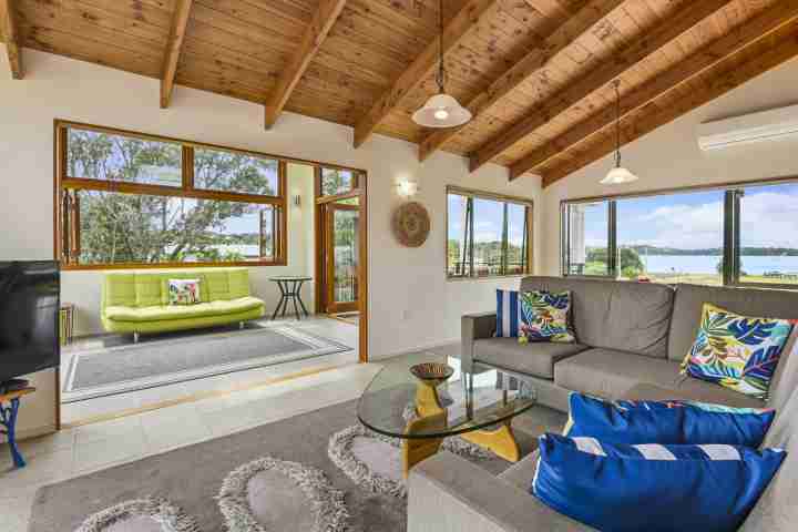 Tikirau Bay Views Expansive living area