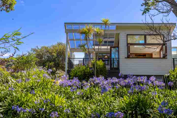 Tikirau Bay Views Exterior of house and garden