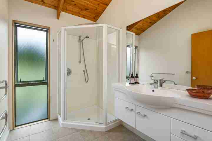 Tikirau Bay Views Family Bathroom