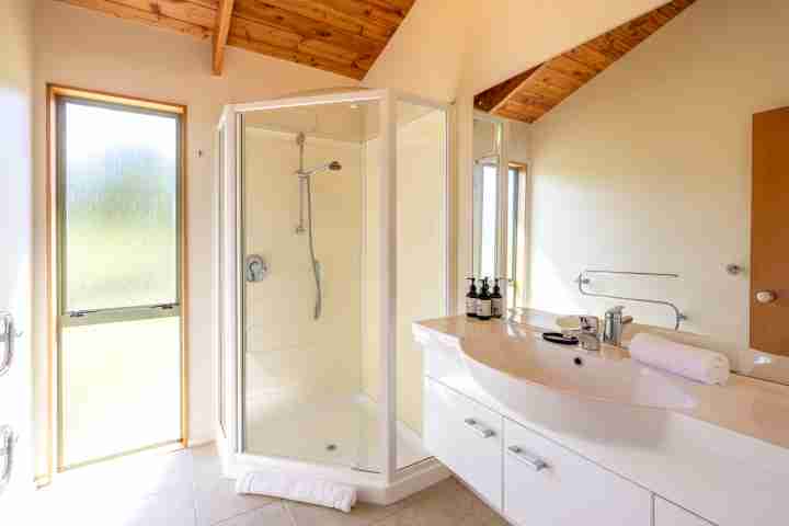 Tikirau Bay Views Family bathroom v2