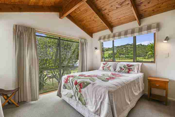 Tikirau Bay Views Guest bedroom with queen bed