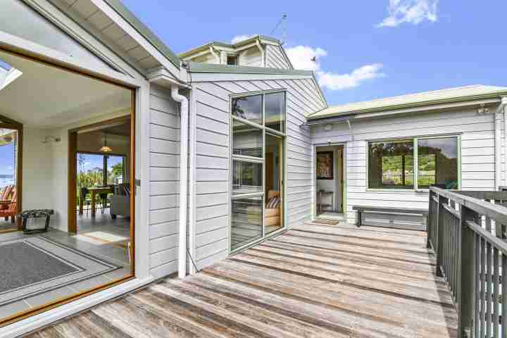 Tikirau Bay Views Open plan living with indoor outdoor flow