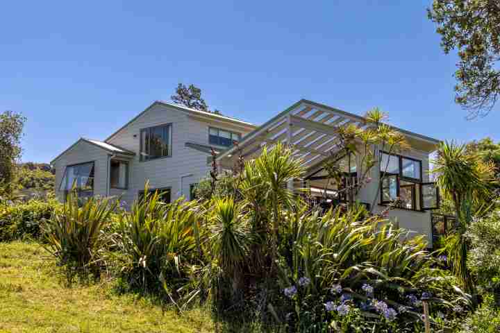 Tikirau Bay Views Side Profile of House