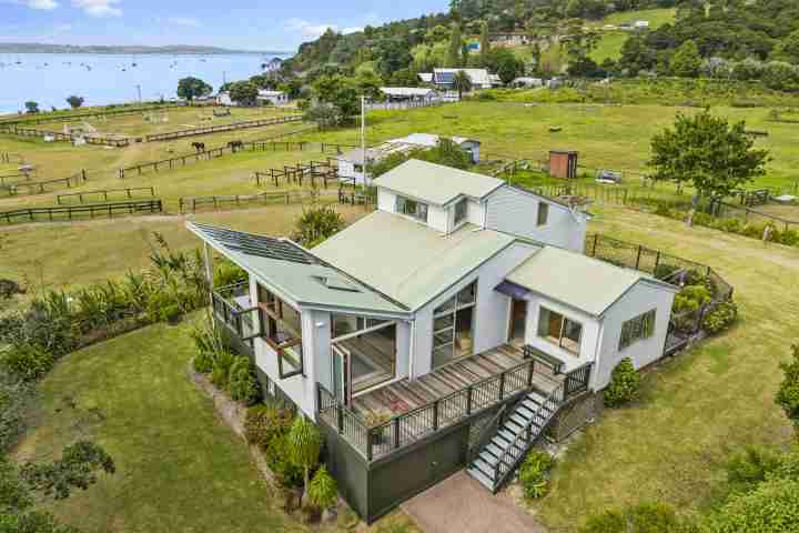 Tikirau Bay Views Surrounded by nature and right next to the beach