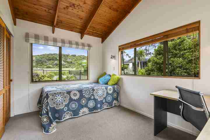 Tikirau Bay Views single room with work space